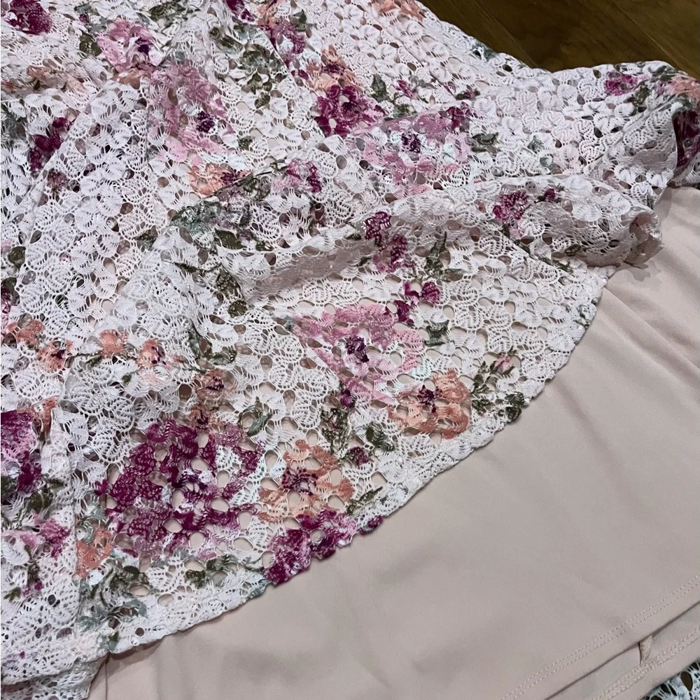 Beautiful, fully lined Floral Lace Dress - Picture 4 of 5